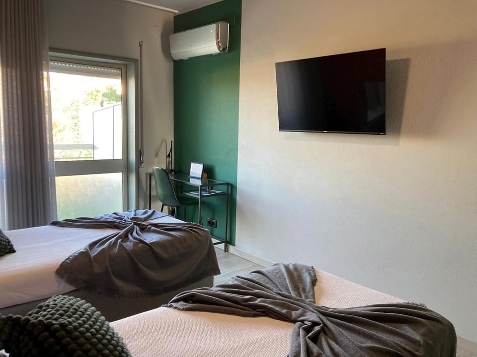 Bed, TV and multimedia, Photo of the whole room, air conditioner