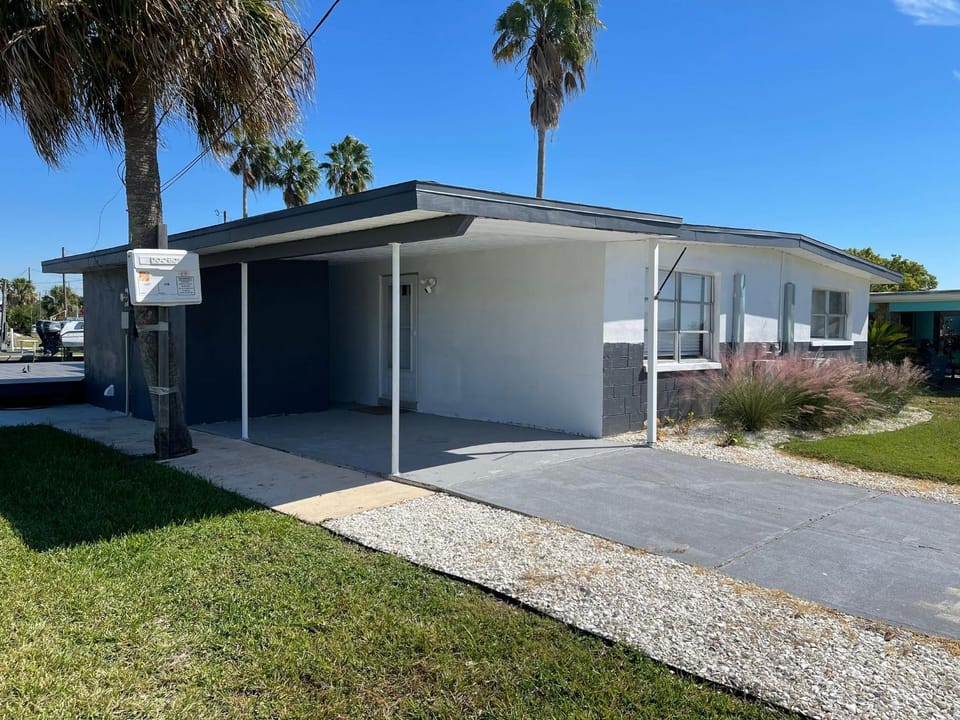 Facade/entrance, Parking