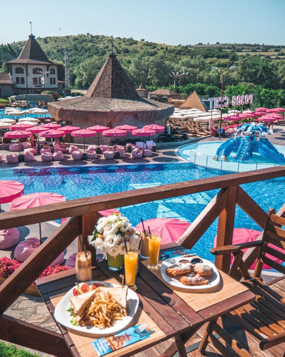 Pool view, Breakfast