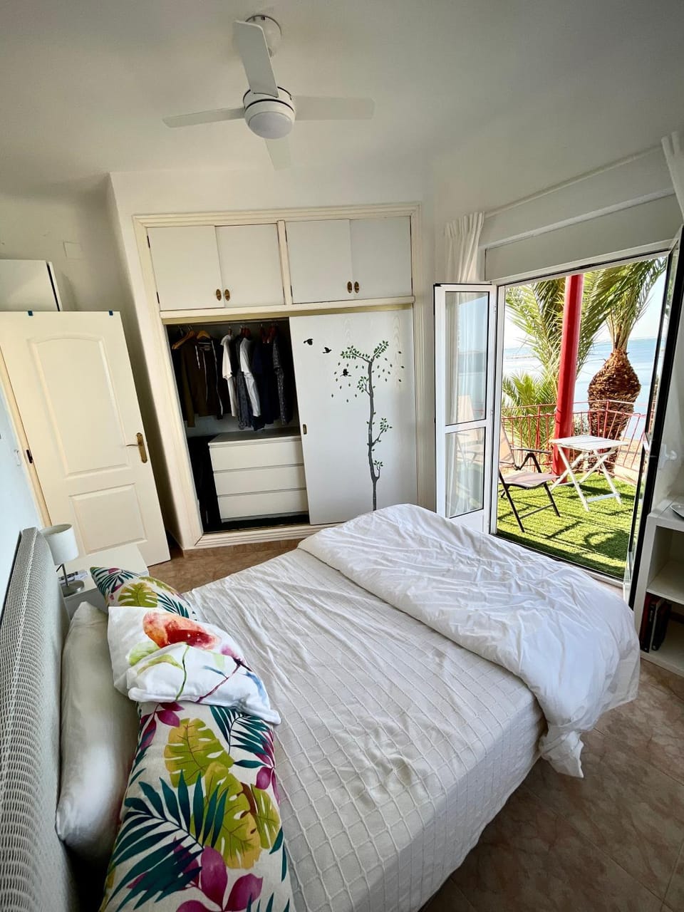 Bed, Photo of the whole room, wardrobe