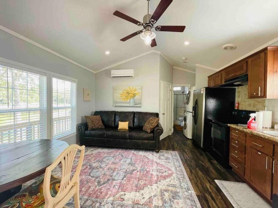 Kitchen or kitchenette, Living room, Seating area, Dining area, oven, pet friendly, stove
