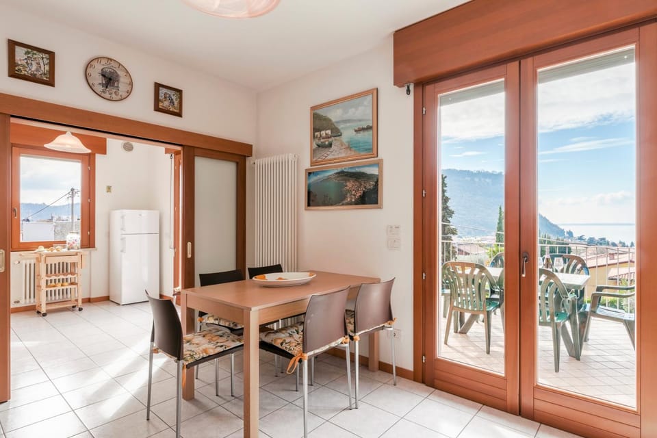 Balcony/Terrace, Dining area, Lake view