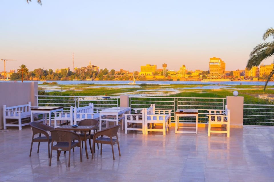 Restaurant/places to eat, Day, View (from property/room), Balcony/Terrace, Banquet/Function facilities, Seating area