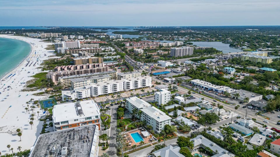 Property building, Neighbourhood, Natural landscape, Bird's eye view, Beach, City view