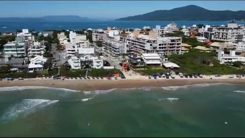 INCRÍVEL DUPLEX COM JACUZZI PRÓXIMO AO MAR, 3 SUÍTES, Apt 408 Apartment in Bombinhas