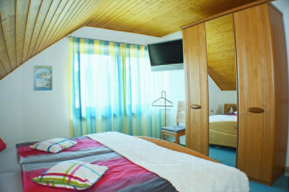 TV and multimedia, Bedroom, Garden view, Mountain view