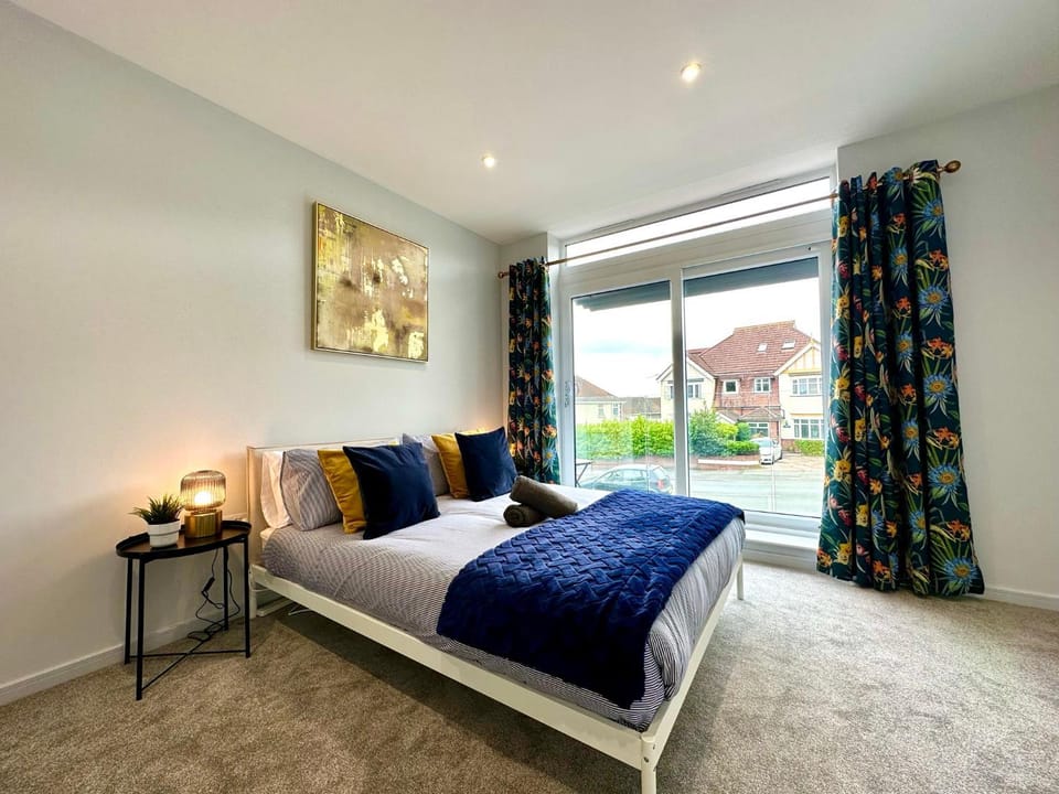 Brand New 3 Bedroom House -Sleeps 6 - Free Parking - Great Location - Fast WiFi - Smart TV - sleeps 6! Close to Poole & Bournemouth & Sandbanks House in Poole