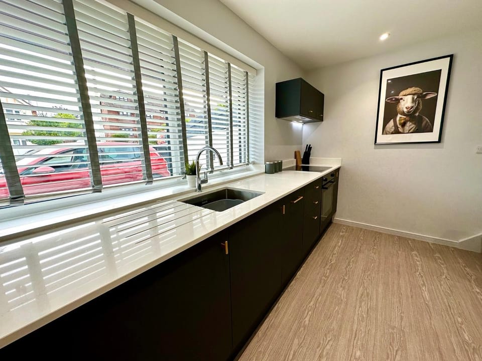 Brand New 3 Bedroom House -Sleeps 6 - Free Parking - Great Location - Fast WiFi - Smart TV - sleeps 6! Close to Poole & Bournemouth & Sandbanks House in Poole