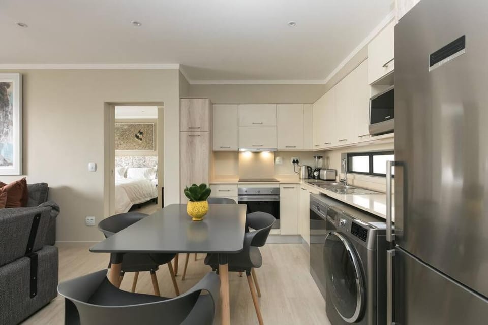 20Mb WiFi LuxSuite vibrant area art 2km 2 gautrain Apartment in Johannesburg