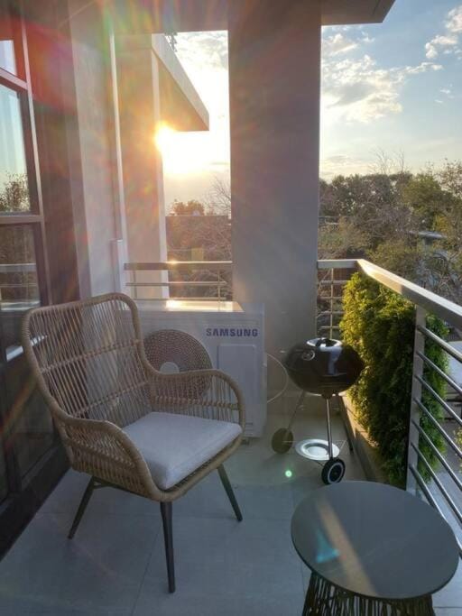 20Mb WiFi LuxSuite vibrant area art 2km 2 gautrain Apartment in Johannesburg