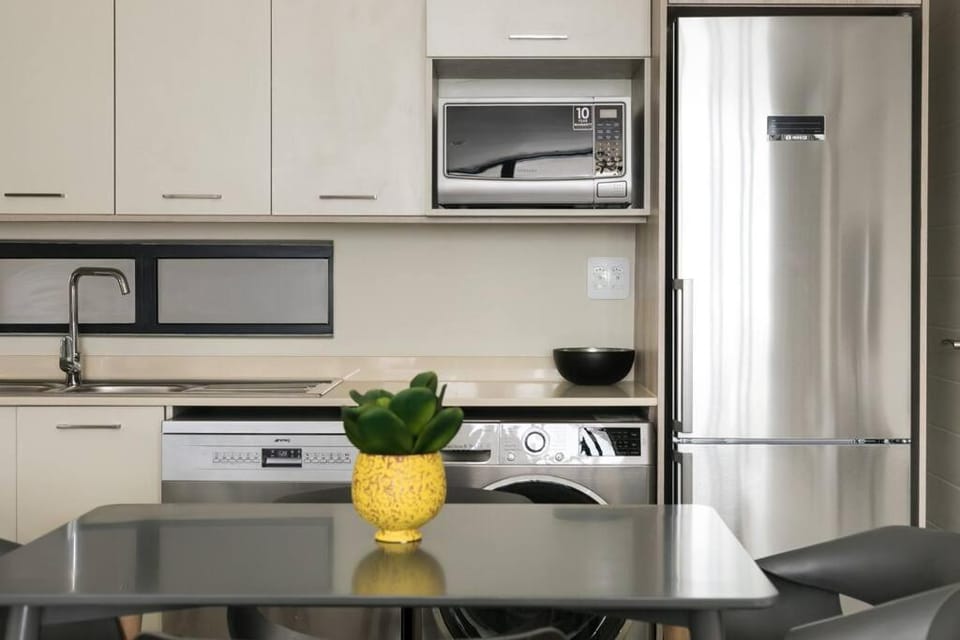 20Mb WiFi LuxSuite vibrant area art 2km 2 gautrain Apartment in Johannesburg