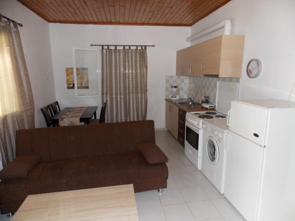 Kitchen or kitchenette, Living room