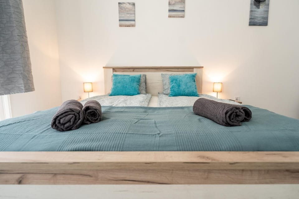 Bedroom, towels