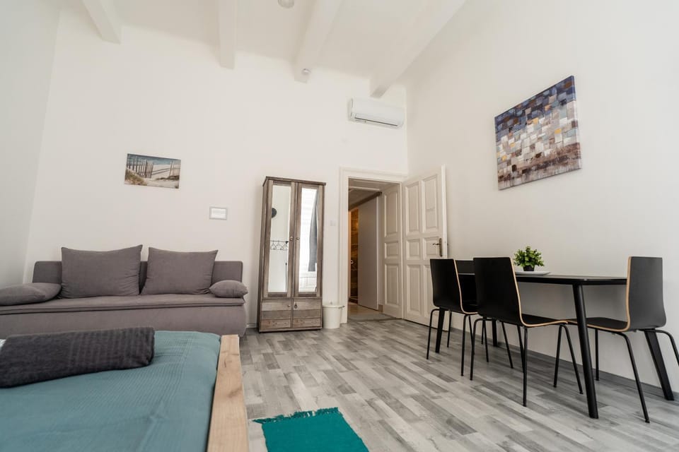 Living room, Seating area, Dining area, air conditioner