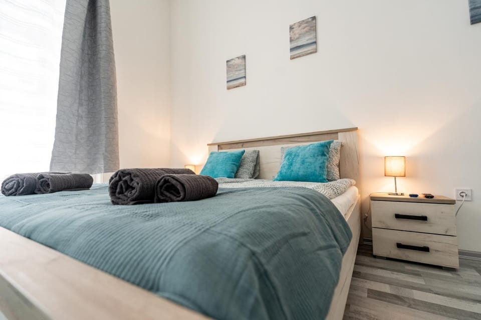 Bed, Bedroom, towels