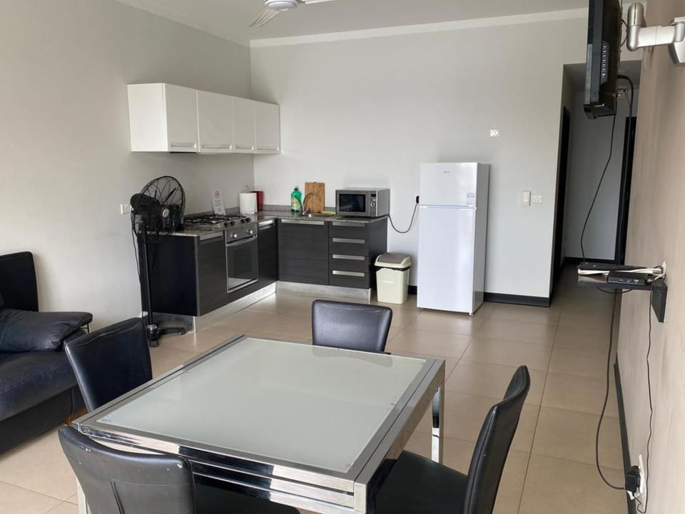 Kitchen or kitchenette, Seating area, Dining area, kitchen