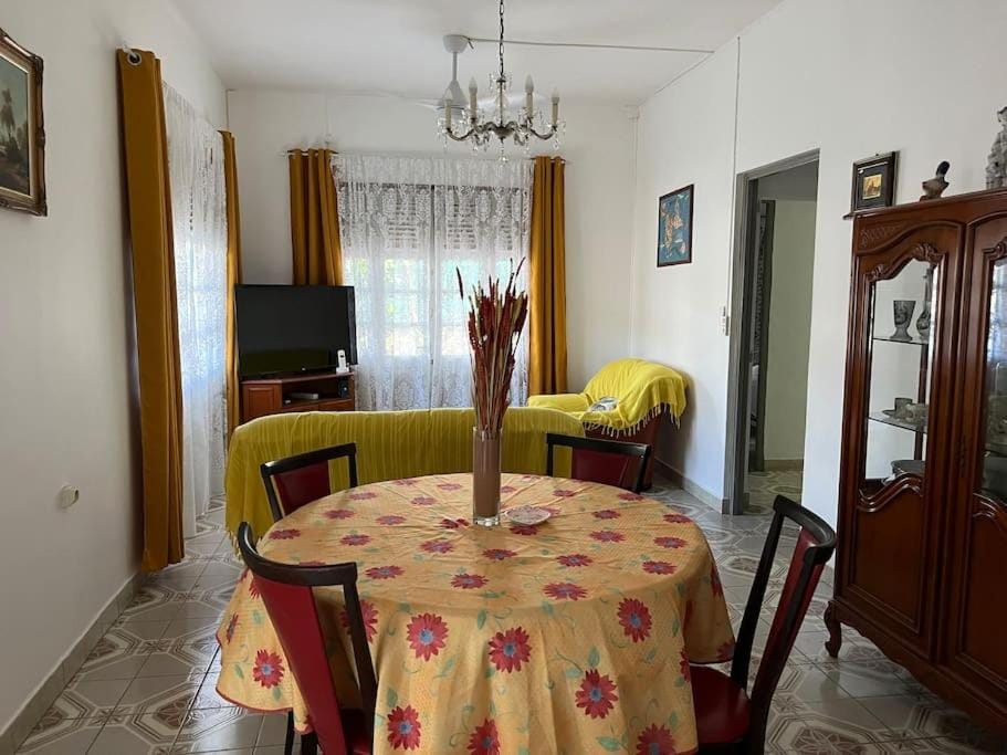 TV and multimedia, Seating area, Dining area