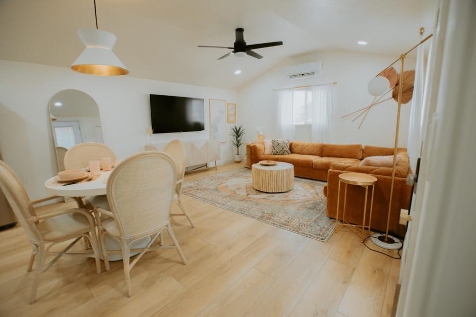 East Downtown Desert Chic Casita-Private Hot Tub-Close to Downtown-Pet Friendly! Bed and Breakfast in Albuquerque