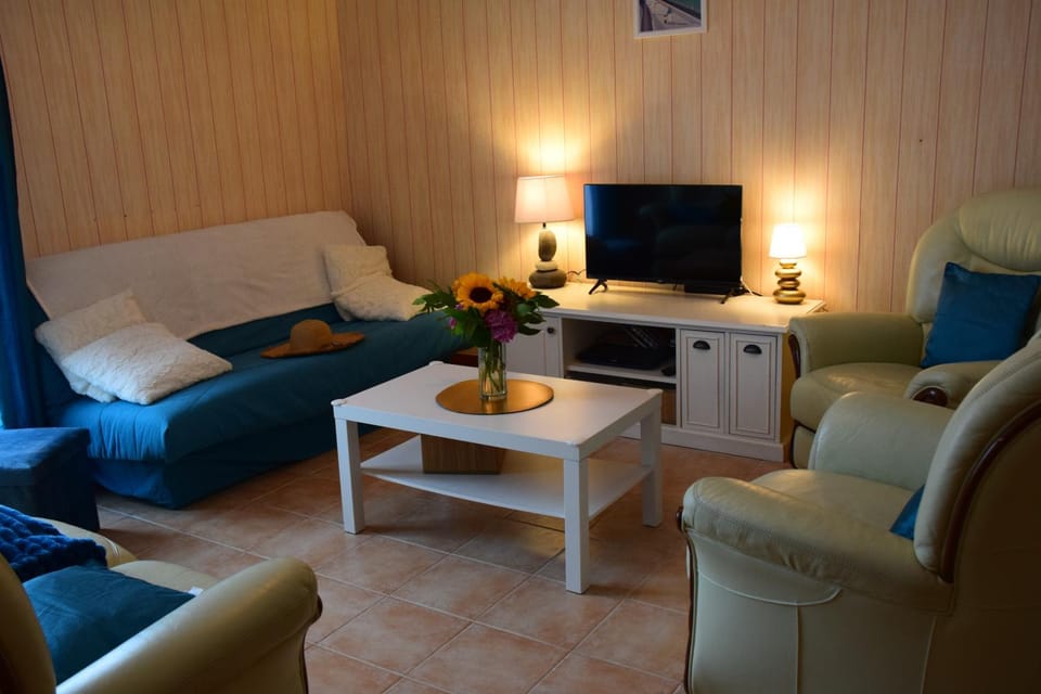 Communal lounge/ TV room, TV and multimedia, Living room, Seating area