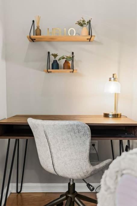 Beautiful 1BD With Balcony Hosted By StayRafa - 2F Apartment in Rittenhouse Square