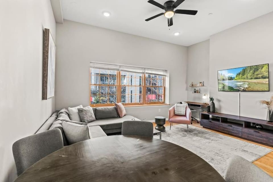 Beautiful 1BD With Balcony Hosted By StayRafa - 2F Apartment in Rittenhouse Square