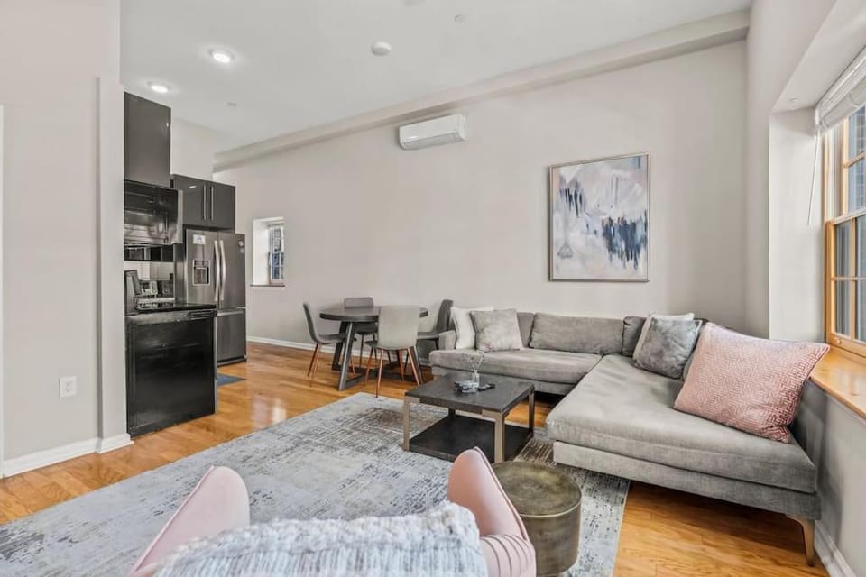 Beautiful 1BD With Balcony Hosted By StayRafa - 2F Apartment in Rittenhouse Square
