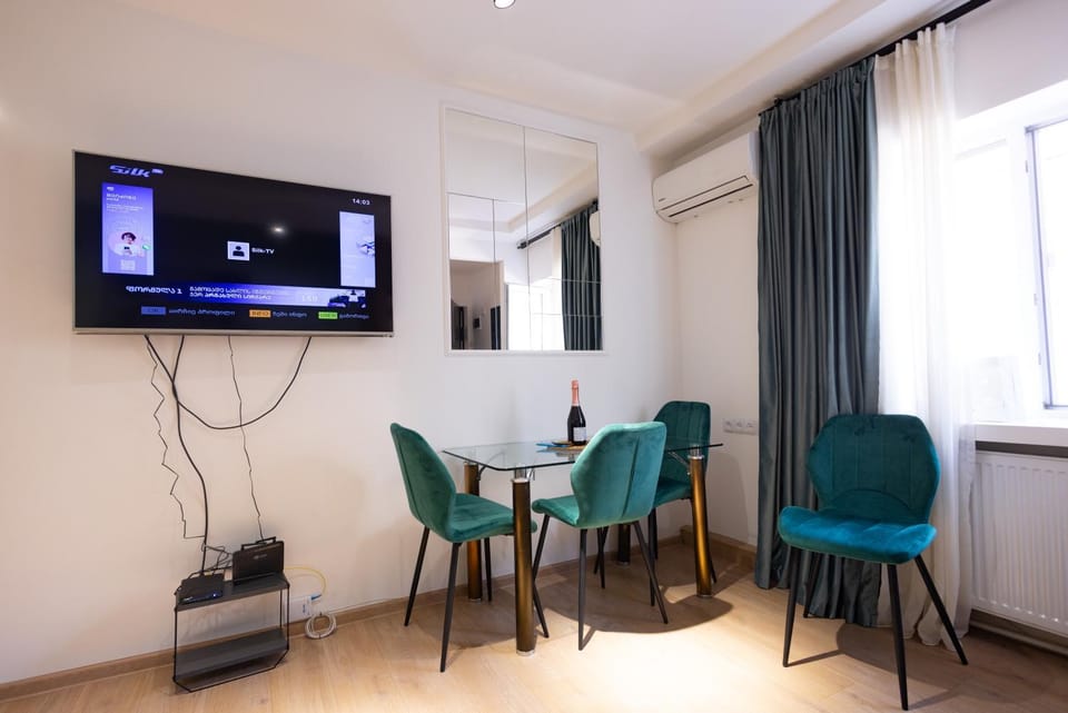 TV and multimedia, Seating area, Evening entertainment, air conditioner