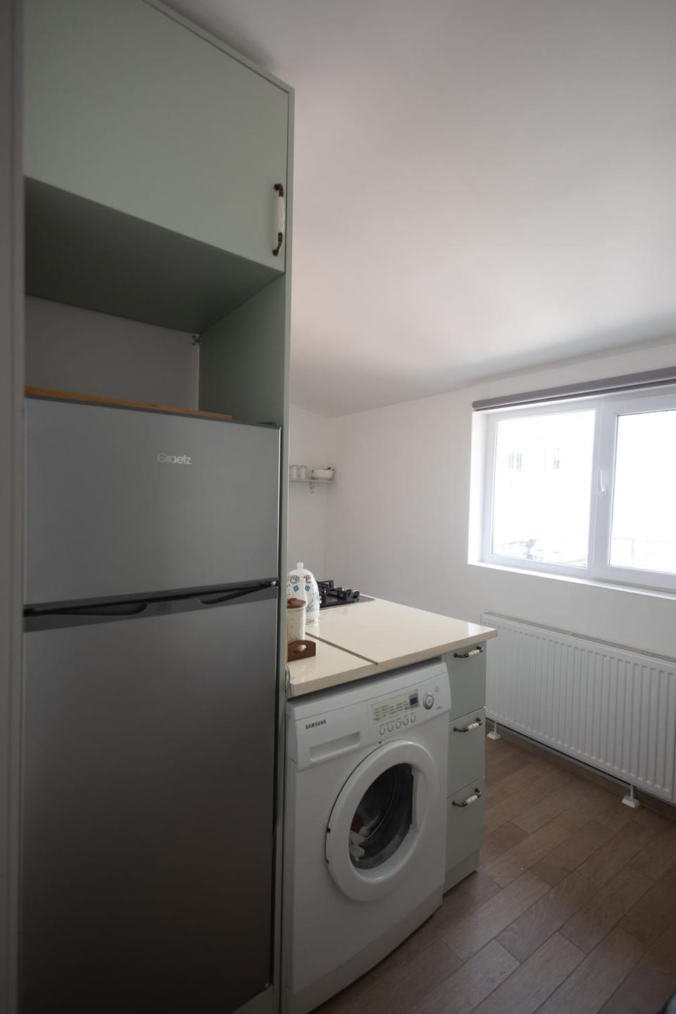 Kitchen or kitchenette, minibar, washing machine