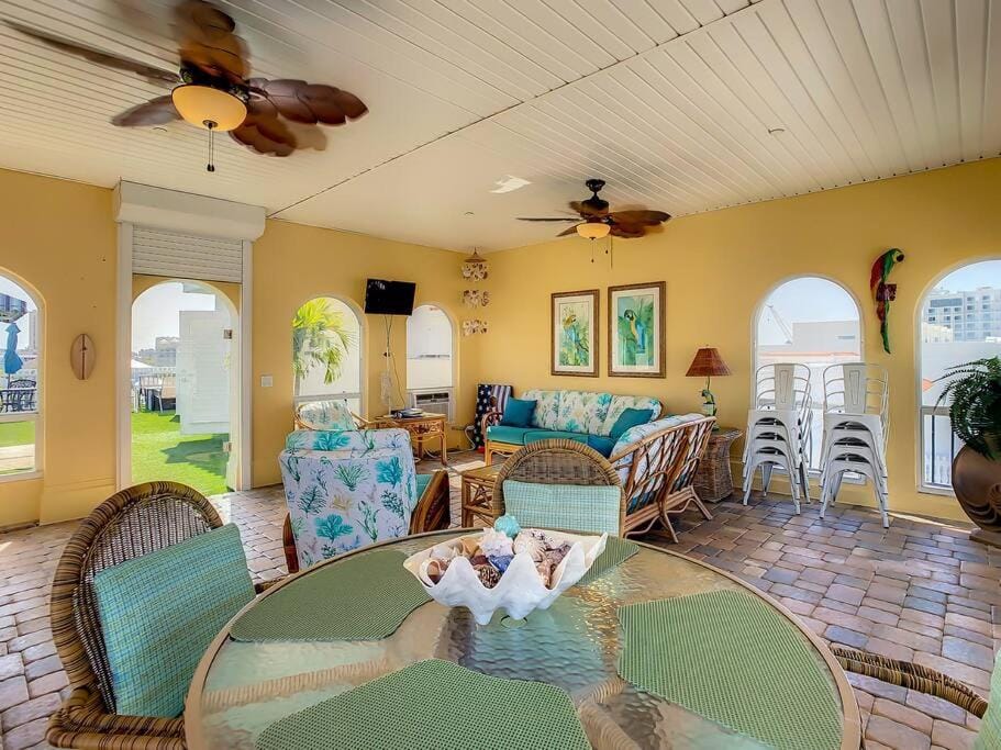 Clearwater Penthouse 5 min Beach walk Heated Pool House in Clearwater Beach