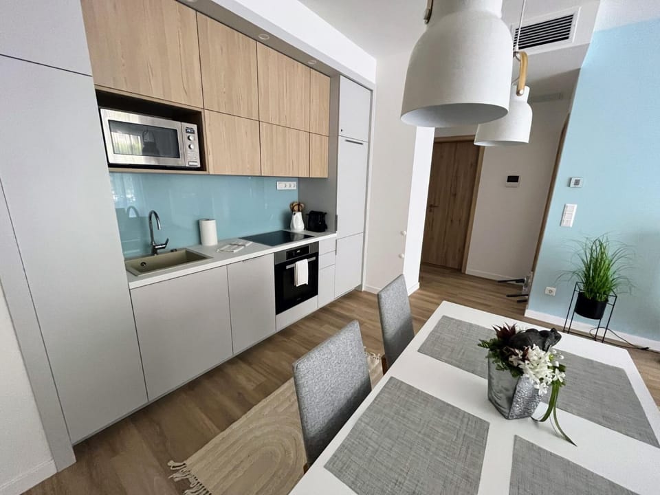 Kitchen or kitchenette, Dining area, dishwasher, minibar, stove