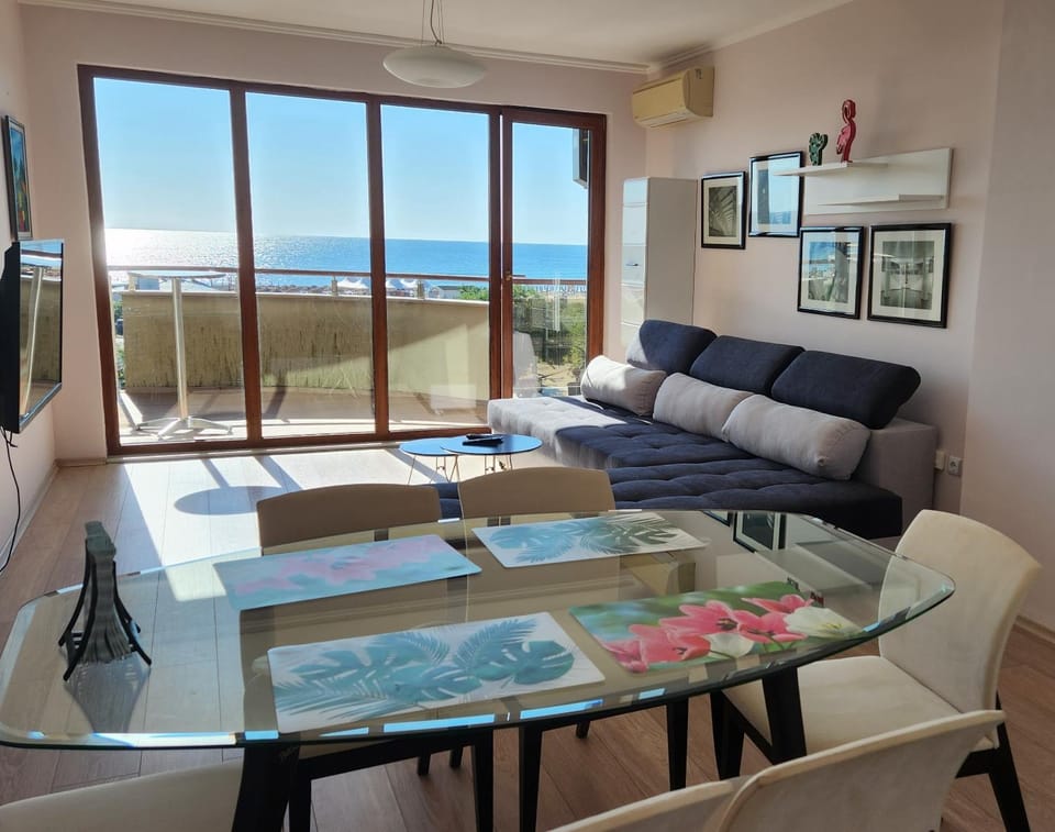 TV and multimedia, Balcony/Terrace, Living room, Photo of the whole room, Seating area, Dining area, Sea view