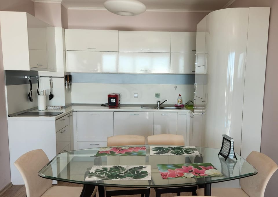 Coffee/tea facilities, Kitchen or kitchenette, Seating area, Dining area, dishwasher, stove, washing machine