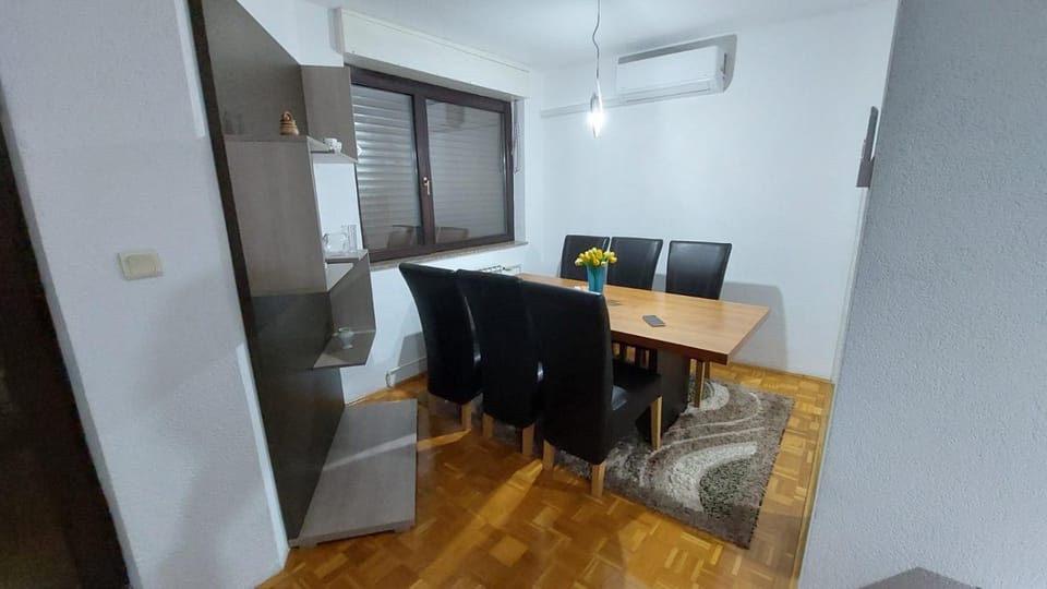 Seating area, Dining area, hair dresser, air conditioner