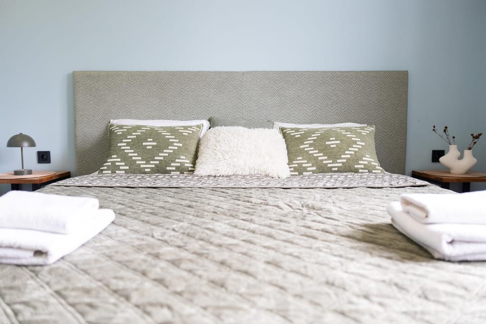 Bed, Bedroom, towels