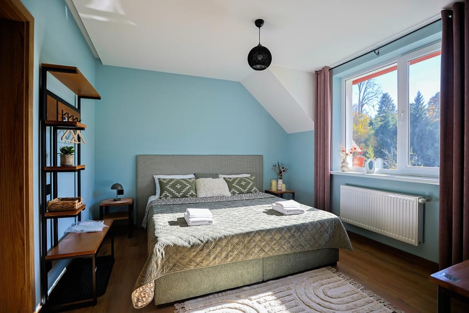 Bed, Photo of the whole room, towels