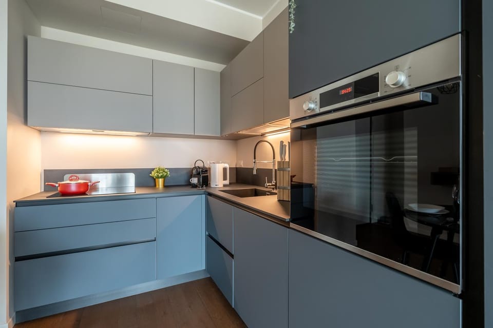 Kitchen or kitchenette, oven