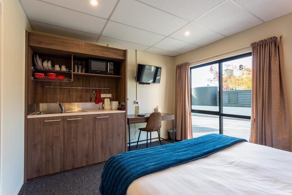 Bed, Kitchen or kitchenette, minibar