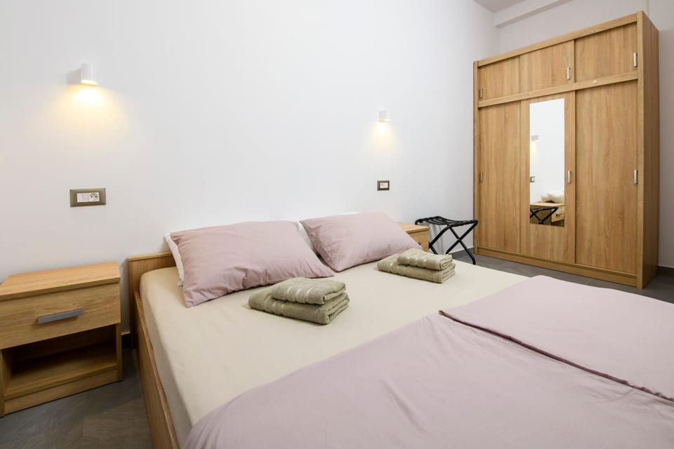 Bed, Bedroom, towels