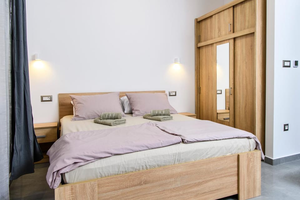 Bed, Bedroom, towels