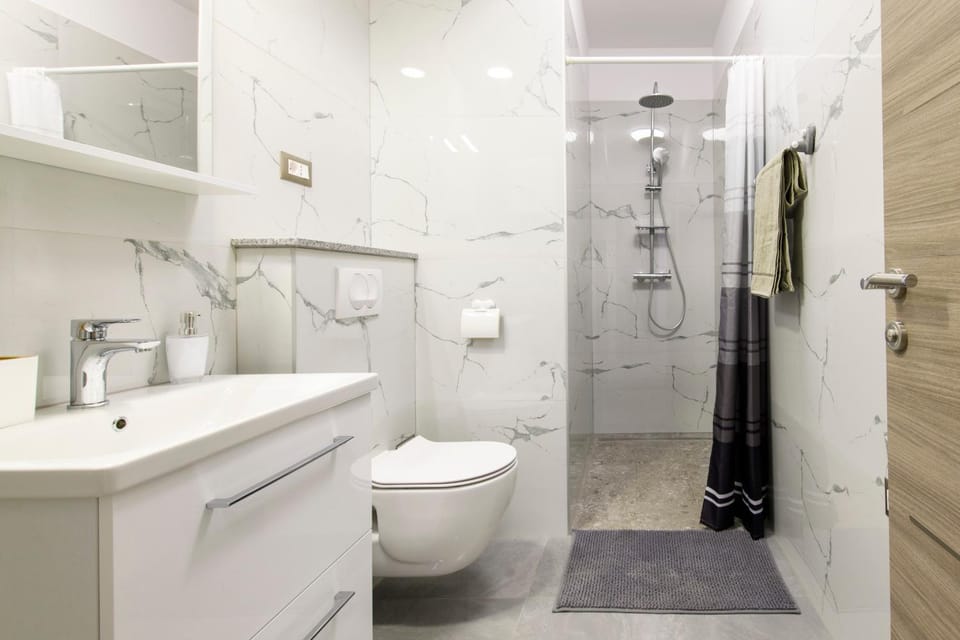 Shower, Toilet, Bathroom, towels
