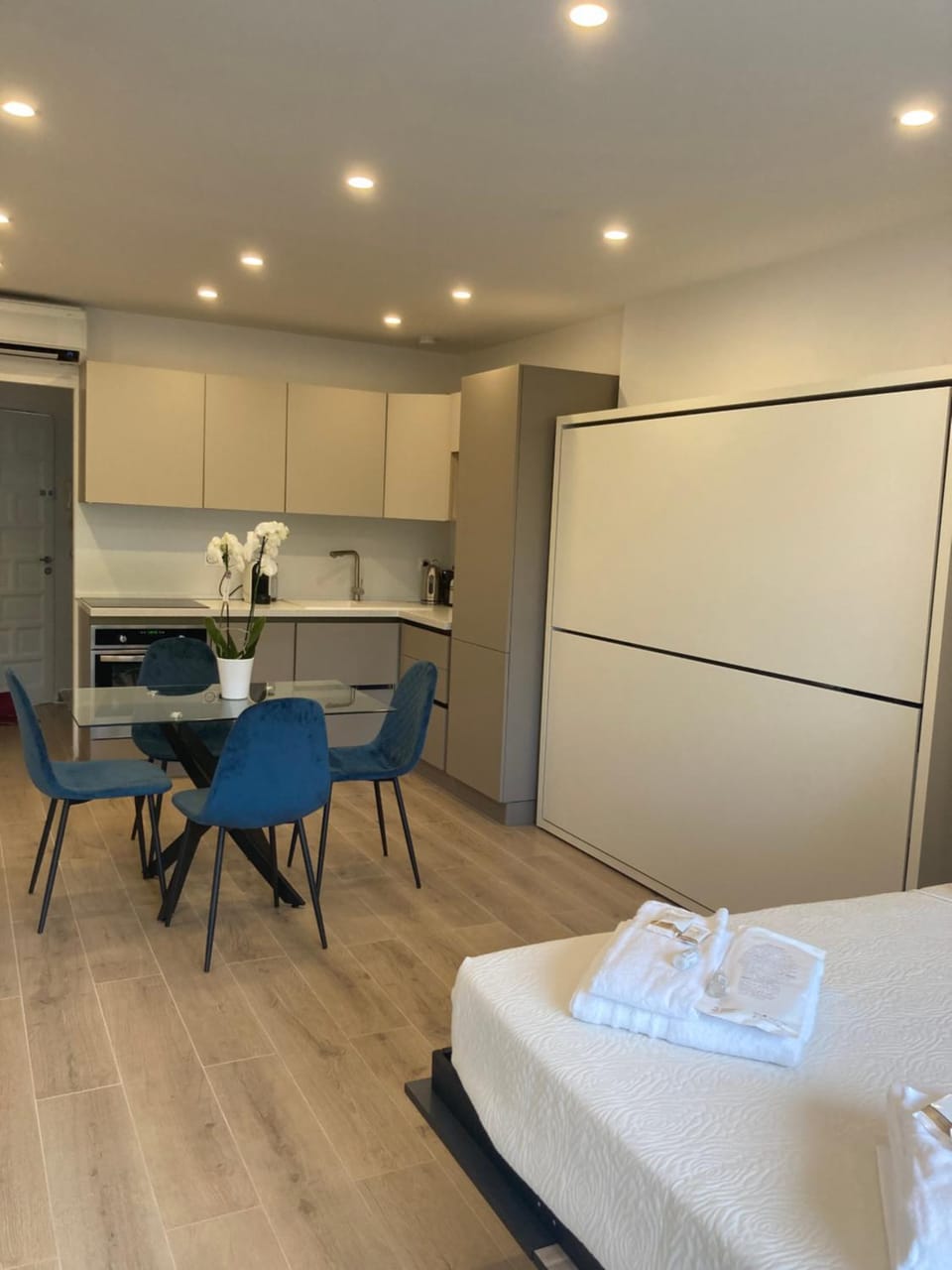 Kitchen or kitchenette, Photo of the whole room