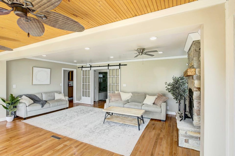 Living room, Seating area