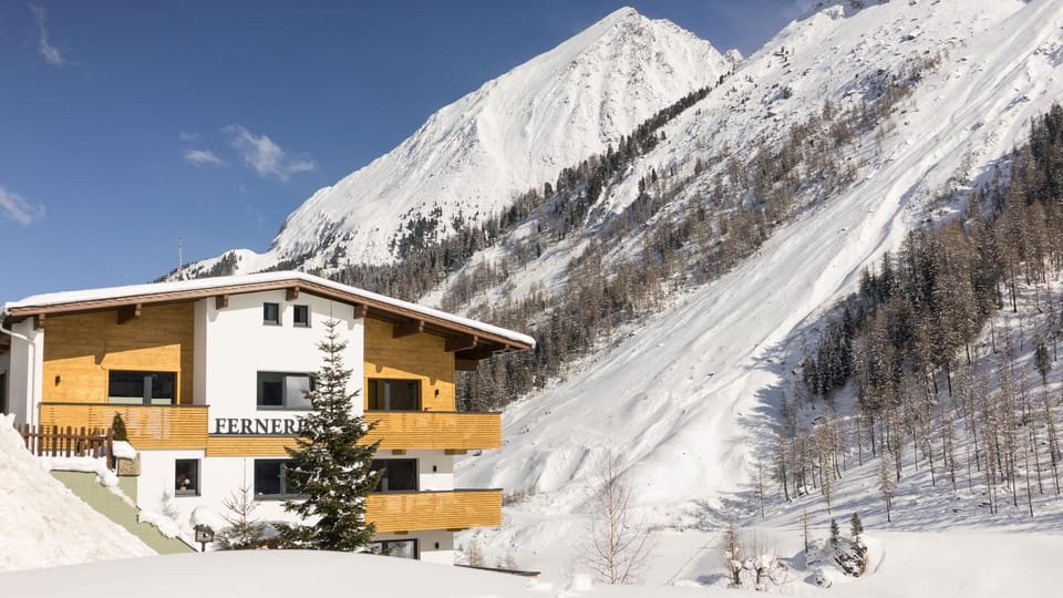 Facade/entrance, Day, Winter, Hiking, On site, Mountain view