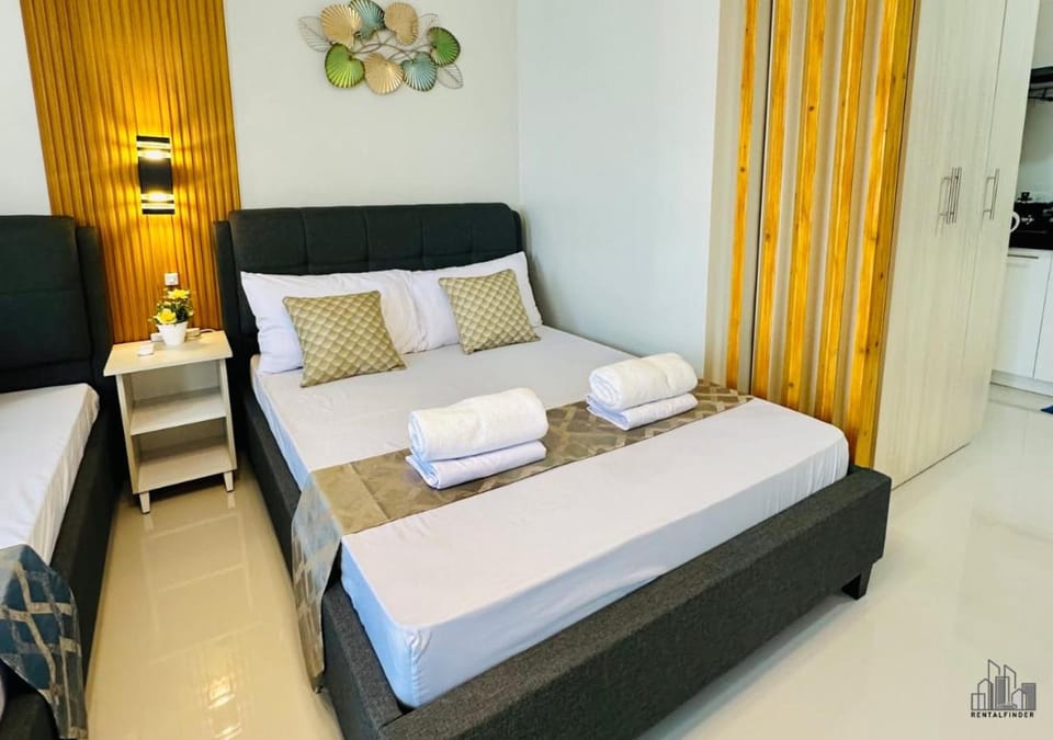 Bed, Living room, Photo of the whole room, Seating area, Bedroom, towels