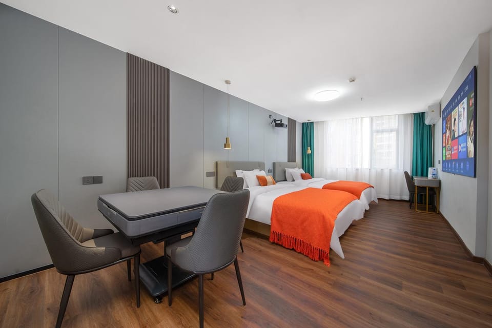 Bed, TV and multimedia, Living room, Photo of the whole room, Seating area, Bedroom, hair dresser
