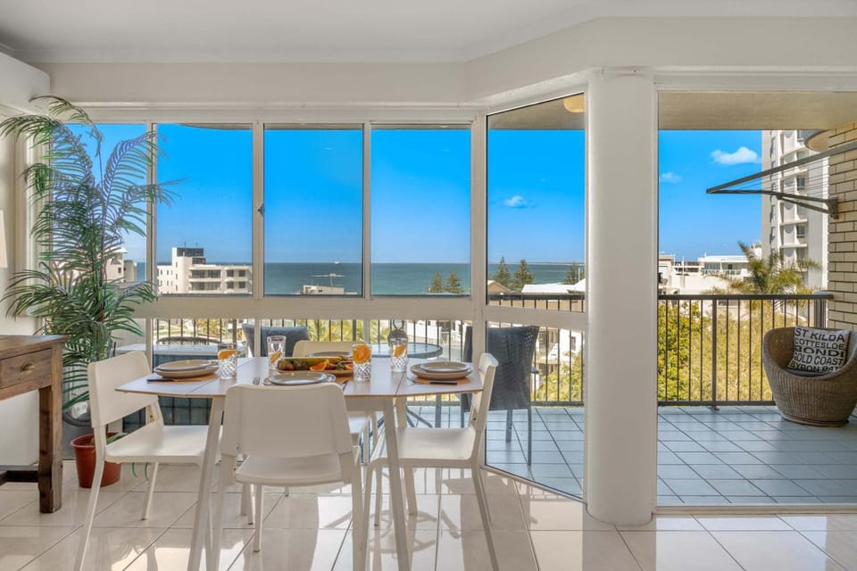 View (from property/room), Living room, Seating area, Dining area, Sea view