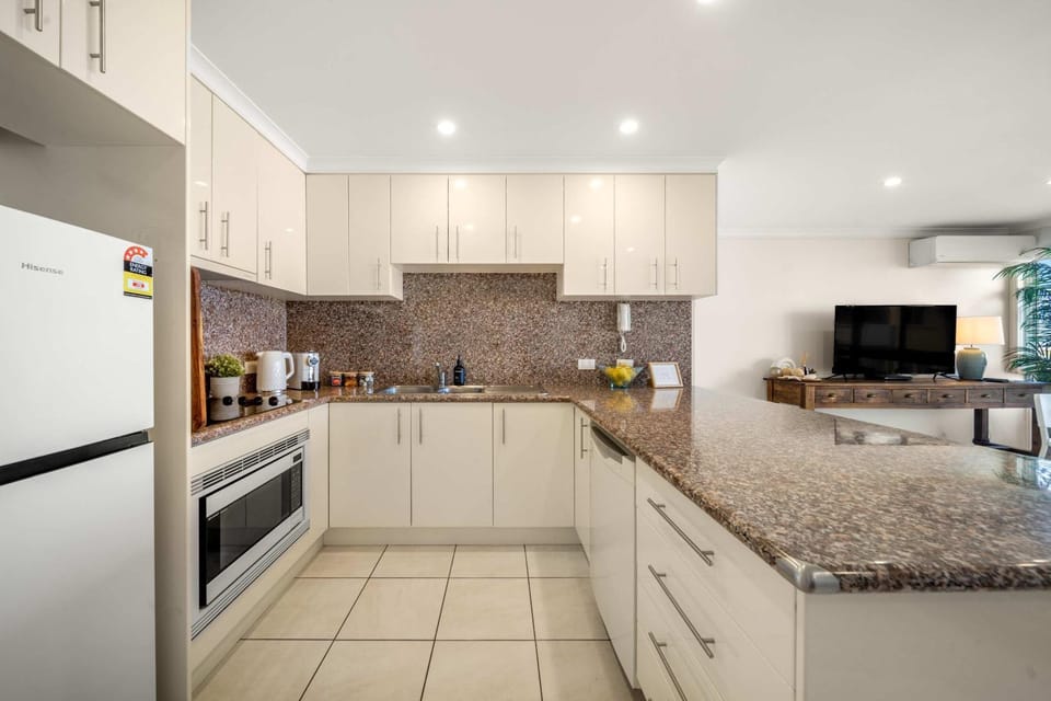 Kitchen or kitchenette, dishwasher, stove