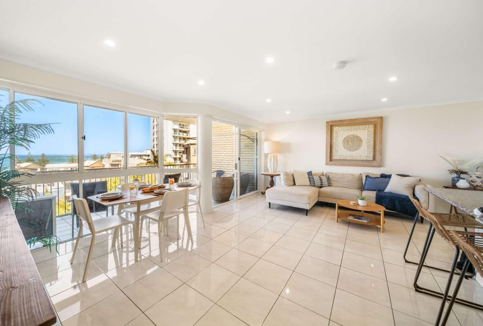 View (from property/room), Balcony/Terrace, Living room, Seating area, Dining area
