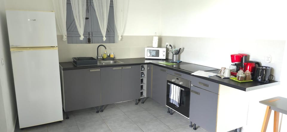 Coffee/tea facilities, Kitchen or kitchenette, oven, stove, toaster