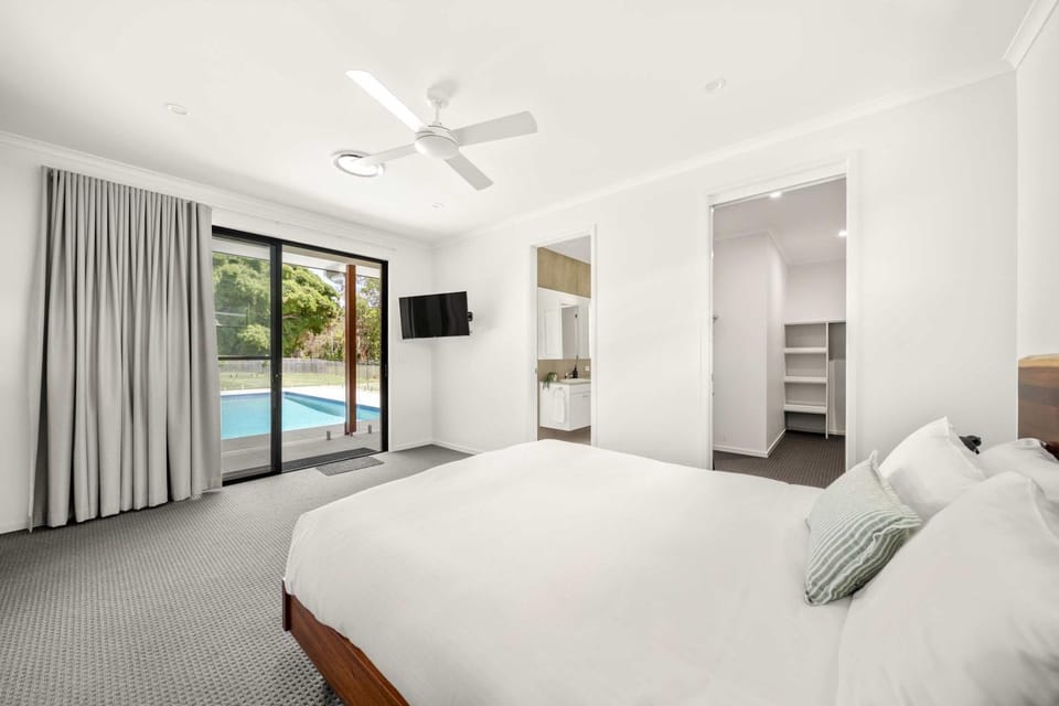 Bed, TV and multimedia, Photo of the whole room, Bedroom, Pool view